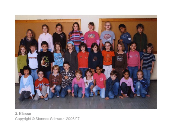 Photo of a third school class