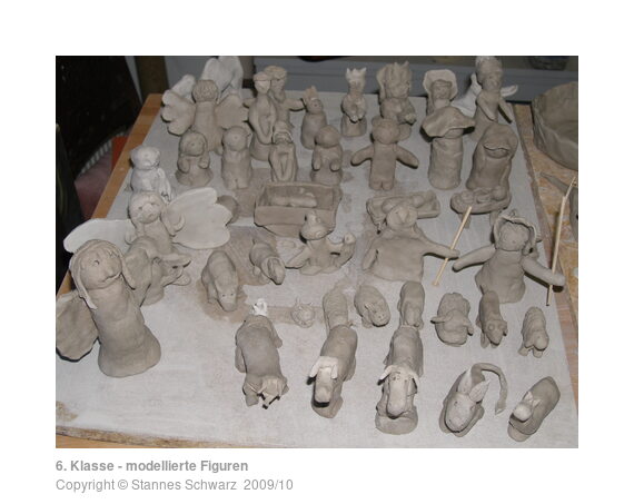 Lots of clay figurines, made bei 6th class pupils